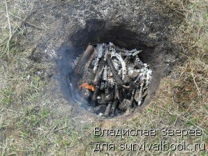 Нагретые камни и угли в грунтовой печи.