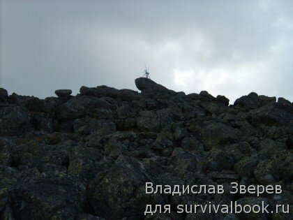 Виднеется вершина Конжаковского Камня